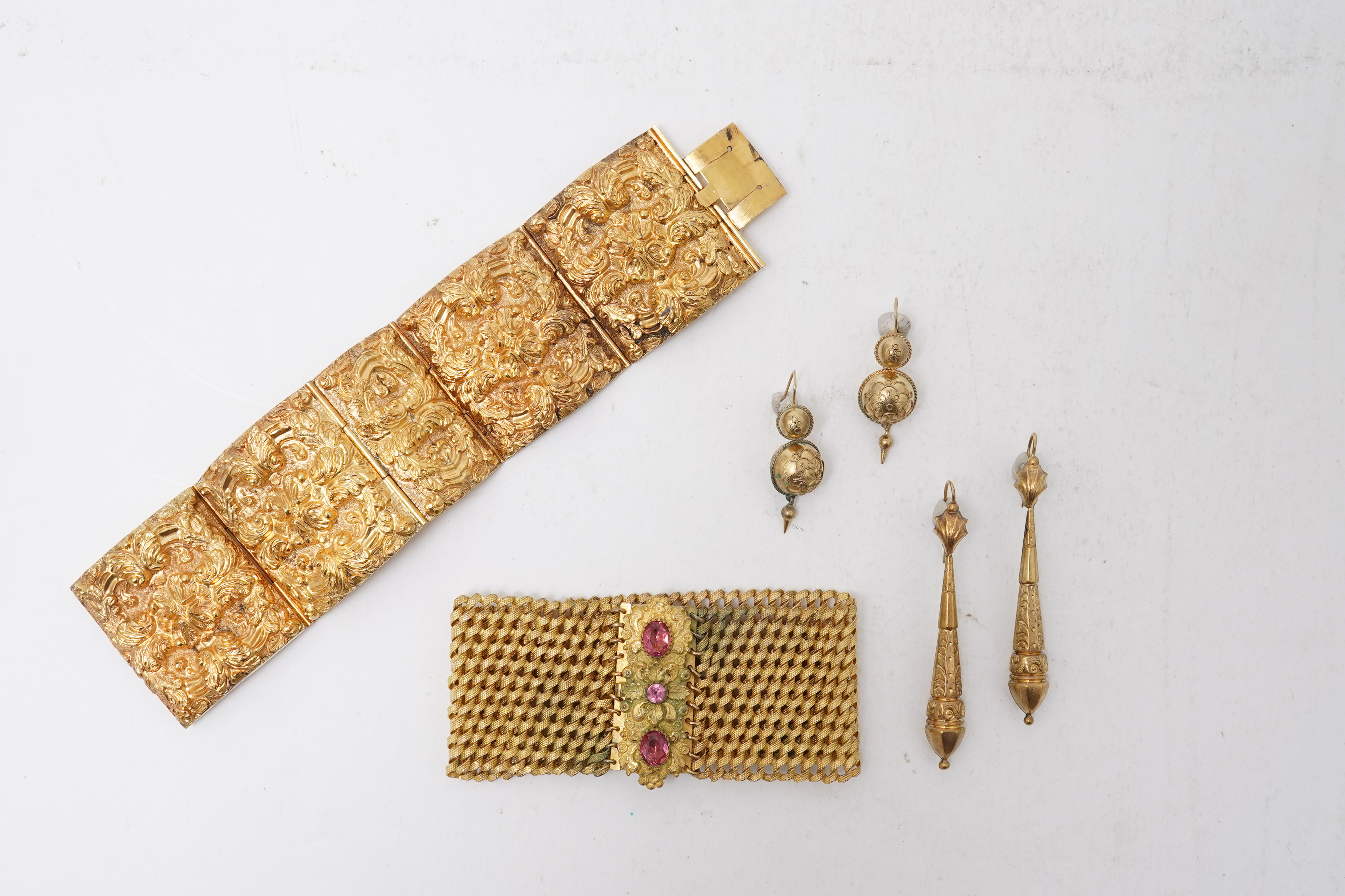 A collection of pinchbeck/gilt metal jewels, 19th century